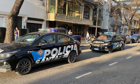Según las primeras informaciones, la persona, que trabajaba en un edificio cuando atravesó una presunta crisis emocional que desembocó en un acto de autolesión. Según las primeras informaciones, la persona, que trabajaba en un edificio cuando atravesó una presunta crisis emocional que desembocó en un acto de autolesión.