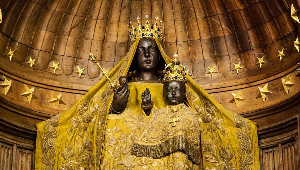 La virgen negra se volvió blanca en la catedral de Chartres en Francia