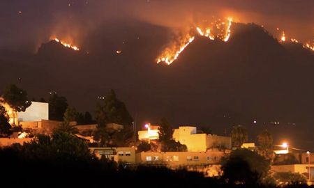 Más de 250 personas y 17 aviones participan en las tareas de extinción del fuego y de rescate. Más de 250 personas y 17 aviones participan en las tareas de extinción del fuego y de rescate.