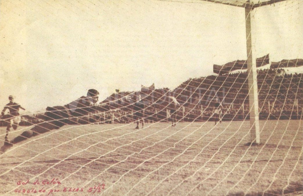 Salomón Elías rompe la valla de Cantero para la victoria de Colón ante Unión por 1 a 0, en el primer clásico por Torneos de AFA disputado el 1° de agosto de 1948 por la 11° fecha del Campeonato de Primera B.
