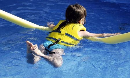 Dentro de las recomendaciones de la Sociedad Argentina de Pediatría, es utilizar chalecos salvavidas validados por las autoridades competentes. Dentro de las recomendaciones de la Sociedad Argentina de Pediatría, es utilizar chalecos salvavidas validados por las autoridades competentes.