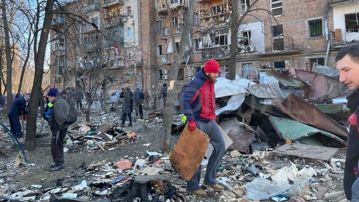 Los vecinos y algunas cuadrillas municipales tratan de limpiar el desastre. Parecen organizados.