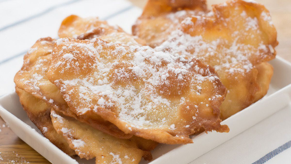 En España, las orejas de carnaval son uno de los dulces más emblemáticos de Galicia y León, donde su forma crujiente y dorada evoca la esencia festiva de estas tierras. En España, las orejas de carnaval son uno de los dulces más emblemáticos de Galicia y León, donde su forma crujiente y dorada evoca la esencia festiva de estas tierras.