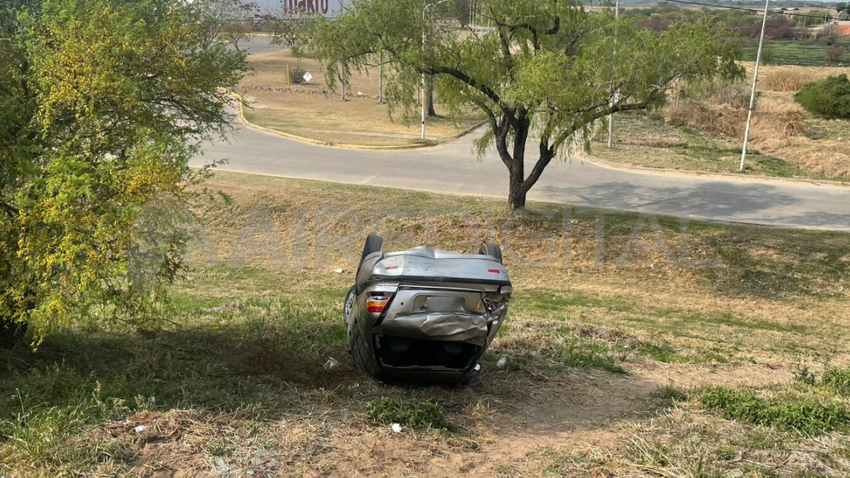 El auto sufrió daños al quedar patas para arriba. El auto sufrió daños al quedar patas para arriba.