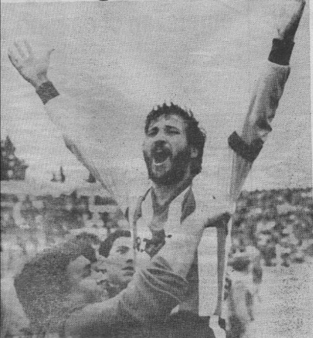 El capitán Pasucci festeja ante su gente. Unión volvía a ser de Primera División.