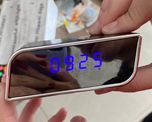 El acusado puso una cámara espía en un reloj digital que fue colocado en el baño del hotel en donde las chicas pararon. El acusado puso una cámara espía en un reloj digital que fue colocado en el baño del hotel en donde las chicas pararon.