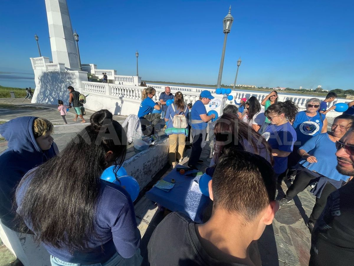 La jornada de concientización se realizó en el faro de la Costanera de Santa Fe.