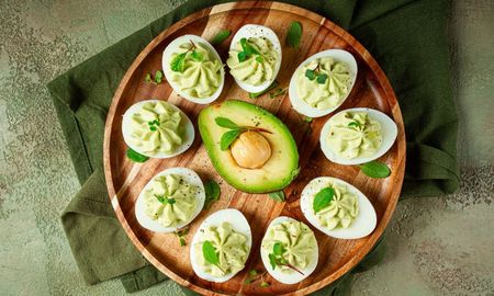 Estos huevos rellenos con palta combinan proteínas y grasas saludables en una receta rápida, fresca y muy fácil de preparar. Estos huevos rellenos con palta combinan proteínas y grasas saludables en una receta rápida, fresca y muy fácil de preparar.