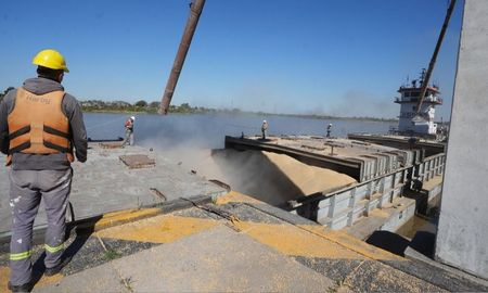 El Puerto de Santa Fe volvió a ser escenario de la actividad productiva con la partida de un nuevo embarque de granos. El Puerto de Santa Fe volvió a ser escenario de la actividad productiva con la partida de un nuevo embarque de granos.