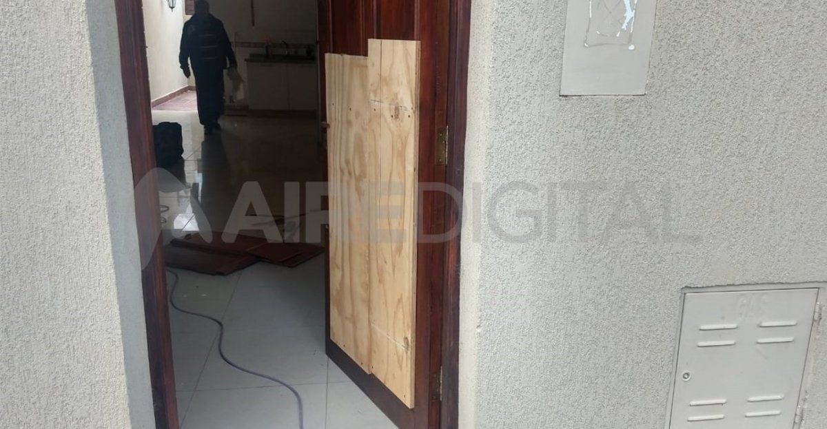 Durante la mañana del sábado el dueño de la casa y un carpintero recompusieron provisoriamente la puerta.