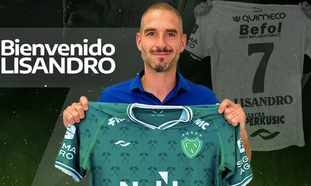 Lisandro López, de 38 años, fue presentado como nuevo jugador de Sarmiento de Junín.