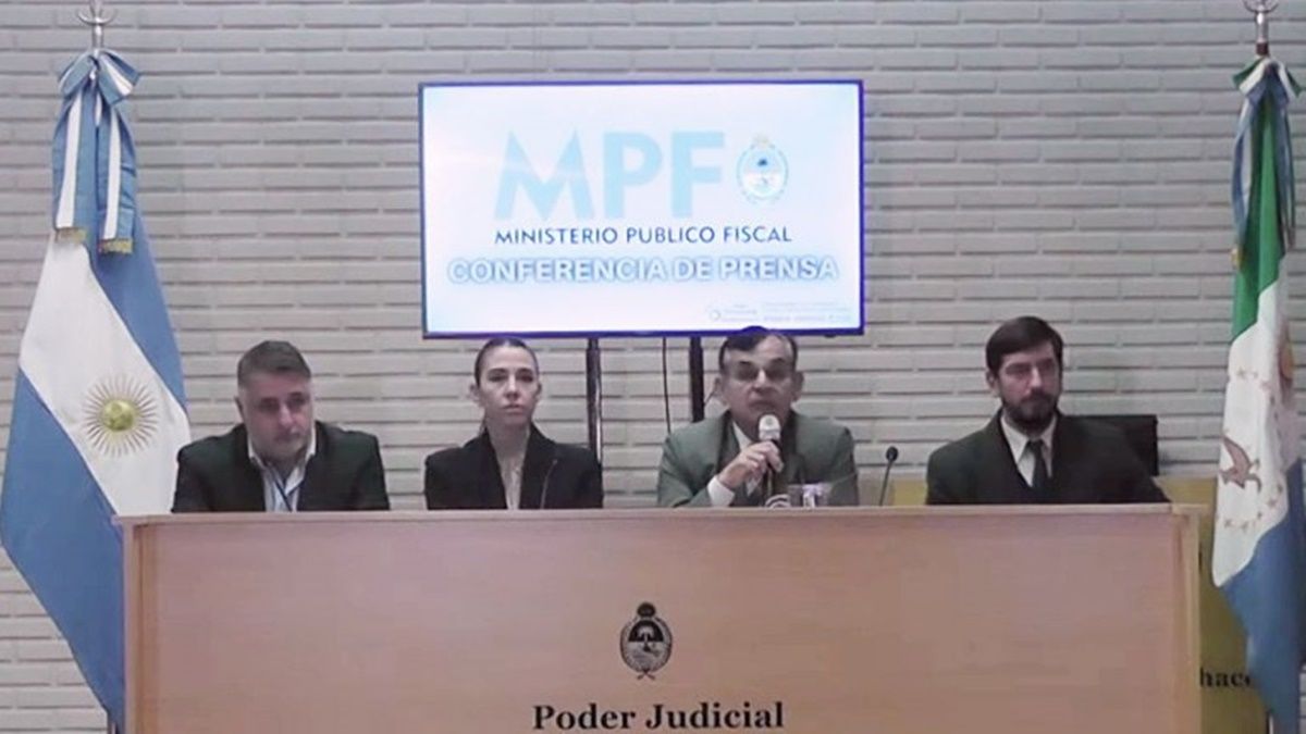 Los fiscales Jorge Gómez, Jorge Cáceres Olivera y Nelia Velázquez investigan la desaparición de Cecilia Strzyzowski. Los fiscales Jorge Gómez, Jorge Cáceres Olivera y Nelia Velázquez investigan la desaparición de Cecilia Strzyzowski.