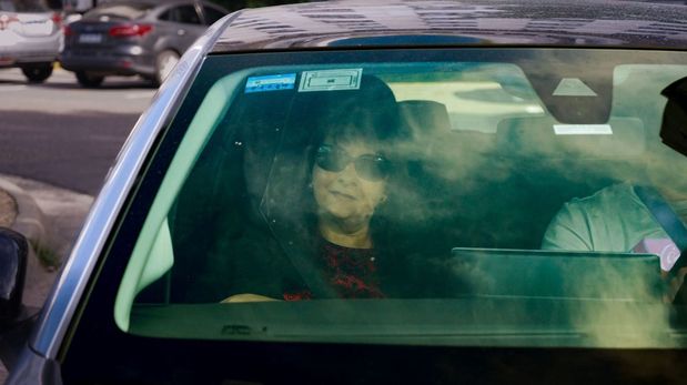 Gabriela Molina de Cancio, en los alrededores de Comodoro Py este lunes tras declarar en la causa que investiga la adquisición de los departamentos de Manuel Adorni.