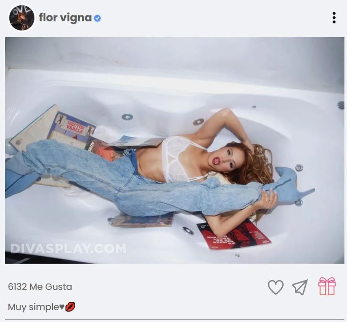 Flor Vigna y una de las fotos que vendía en Divas Play. Flor Vigna y una de las fotos que vendía en Divas Play.