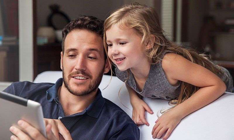 Los padres y las madres deben cumplir un rol esencial en el uso que sus hijos realizan de la tecnología. Los padres y las madres deben cumplir un rol esencial en el uso que sus hijos realizan de la tecnología.