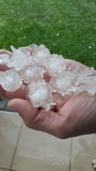 Cayeron piedras en Arroyo Leyes en la mañana de este domingo. Imágen del granizo que cayó alrededor de las 8 de la mañana a la altura del kilómetro 11,5 de la Ruta Provincial N° 1.