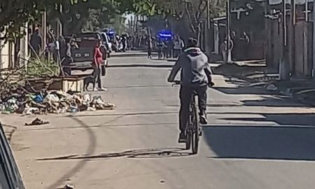 Un hombre ingresó de urgencia a la guardia del Hospital Cullen tras ser víctima de un grave ataque con un arma de fuego en el sur de la ciudad de Santa Fe. Un hombre ingresó de urgencia a la guardia del Hospital Cullen tras ser víctima de un grave ataque con un arma de fuego en el sur de la ciudad de Santa Fe.