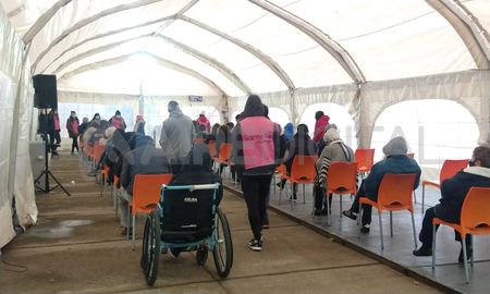 En total 4500 santafesinos completará el esquema de vacunación covid este viernes en la ciudad. En total 4500 santafesinos completará el esquema de vacunación covid este viernes en la ciudad.