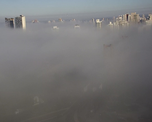 Postales desde las alturas los edificios de la ciudad de Santa Fe parecen flotar sobre un mar de niebla. Postales desde las alturas los edificios de la ciudad de Santa Fe parecen flotar sobre un mar de niebla.