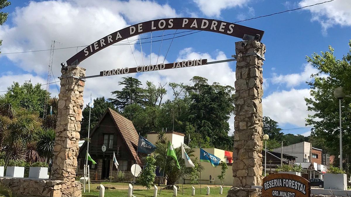 La tradici&oacute;n de anudar pa&ntilde;uelos en la roca naci&oacute; en los a&ntilde;os 40 como un pedido de fertilidad y hoy es el punto cultural m&aacute;s visitado de la reserva forestal.