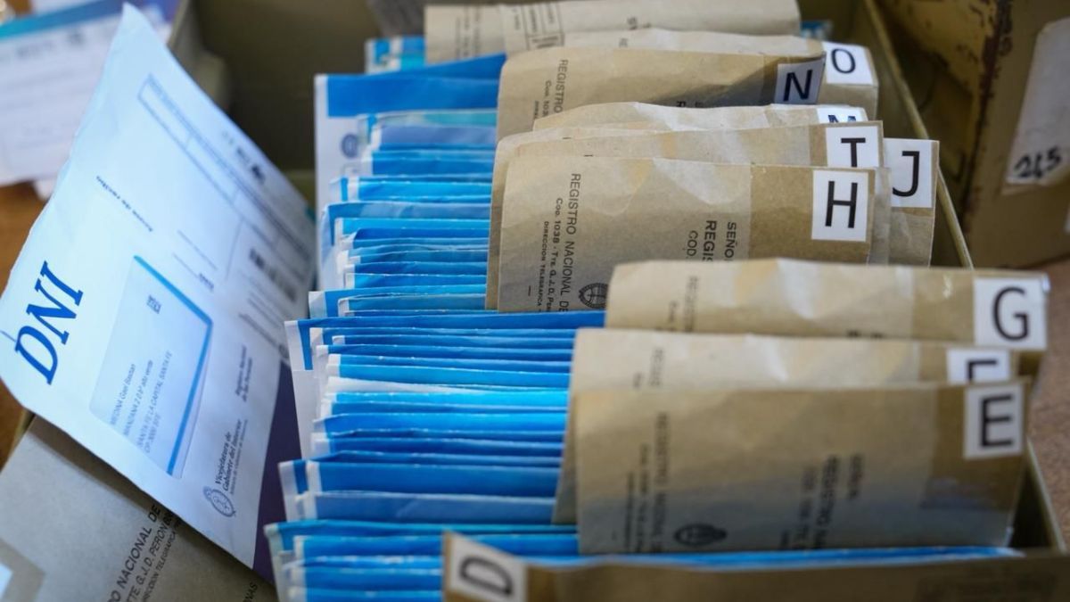 Las oficinas del Registro Civil de la Provincia de Santa Fe atenderán al público para la entrega de DNI a los ciudadanos en condiciones de votar. Las oficinas del Registro Civil de la Provincia de Santa Fe atenderán al público para la entrega de DNI a los ciudadanos en condiciones de votar.