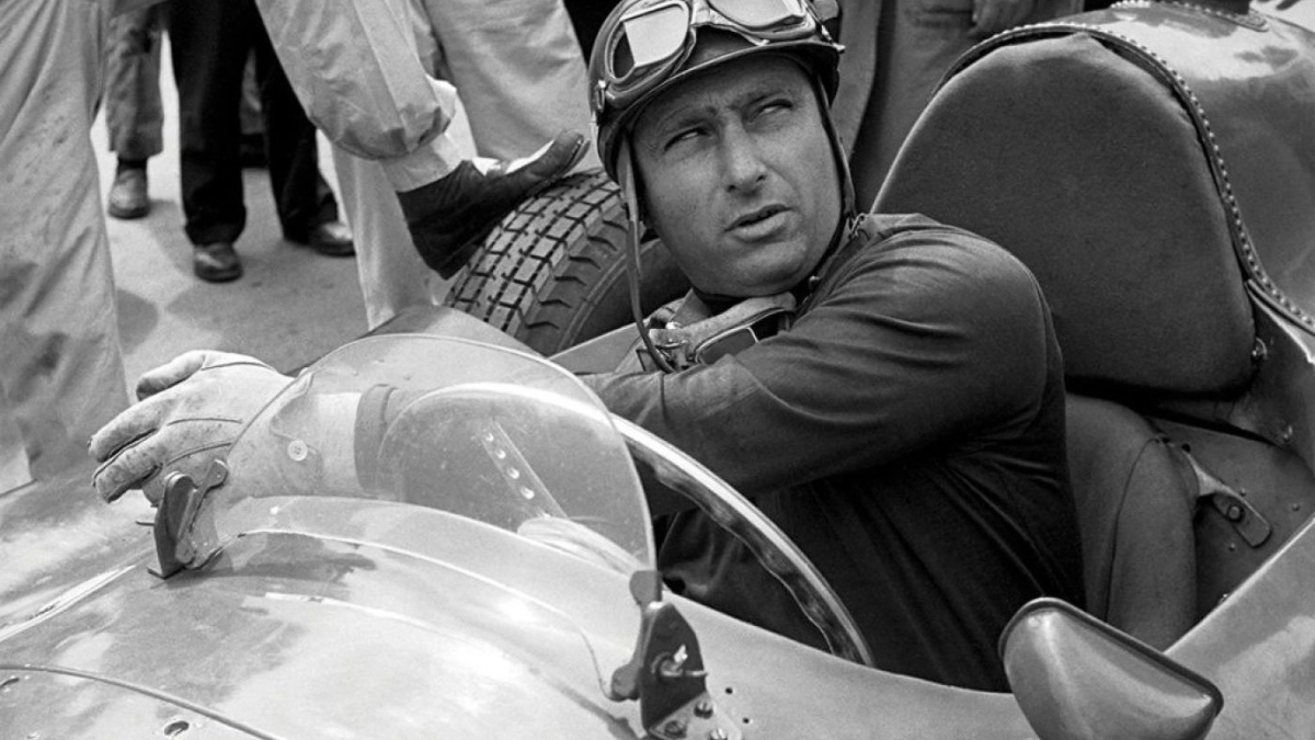Juan Manuel Fangio fue un piloto de automovilismo argentino. Es considerado por los especialistas como uno de los pilotos de automovilismo más destacados de todos los tiempos, por haber logrado cinco campeonatos mundiales de Fórmula 1.