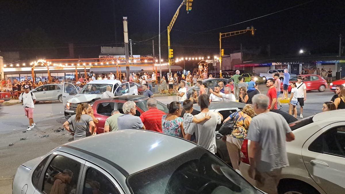 Dos mujeres permanecen internadas en el hospital Cullen con politraumatismos luego de protagonizar un impresionante choque en cadena entre tres vehículos.