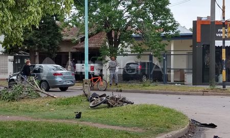 El hombre que manejaba la moto murió al instante. El hombre que manejaba la moto murió al instante.