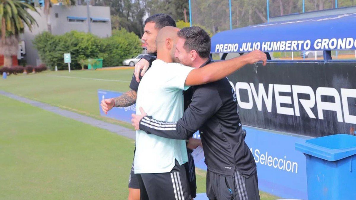 Lionel Messi pasó por la práctica de la Sub 20 de Javier Mascherano