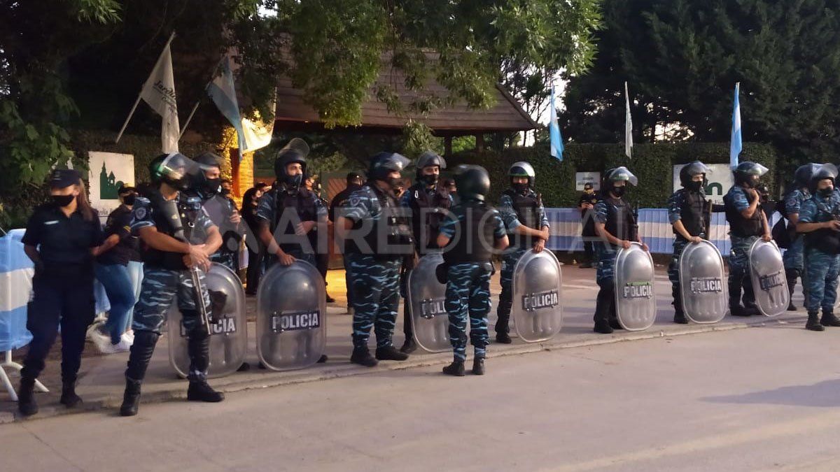 Fuerte presencia policial en la entrada del cementerio de Bella Vista donde Diego Maradona recibió el último adiós por parte de su círculo más íntimo.