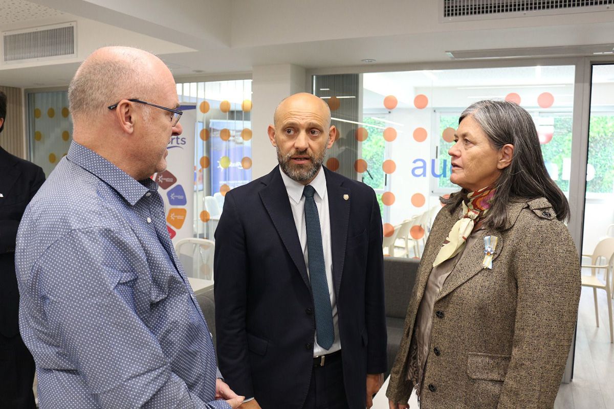 El ministro Gustavo Puccini exigió ampliar el sistema a empresas que aún no cuentan con el servicio, y avanzar en la implementación de herramientas para personas con discapacidad. La Provincia detalló que la deuda acumulada supera los $ 3.255 millones, sin contabilizar abril. El ministro Gustavo Puccini exigió ampliar el sistema a empresas que aún no cuentan con el servicio, y avanzar en la implementación de herramientas para personas con discapacidad. La Provincia detalló que la deuda acumulada supera los $ 3.255 millones, sin contabilizar abril.