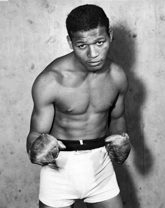 Walker Smith, Jr. nació el martes 3 de mayo de 1921 –siete años después que Louis– en Ailey, Georgia. Fue campeón mundial welter entre 1946 y 1950 y, entre 1951 y 1960, se consagró cinco veces como monarca mediano. Se retiró en 1965, tras casi 26 años de carrera y, tras 201 combates, su récord fue de 174-19-6-2 S/D (109 ko).