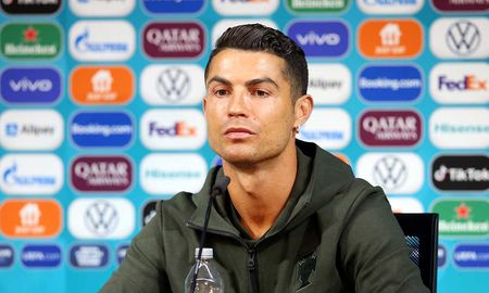 Cristiano Ronaldo tuvo un gesto contra Coca-Cola y le hizo perder una fortuna a la compañía de la bebida gaseosa. Cristiano Ronaldo tuvo un gesto contra Coca-Cola y le hizo perder una fortuna a la compañía de la bebida gaseosa.