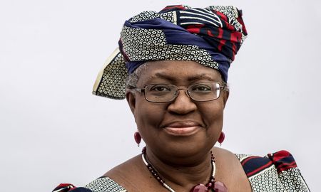 La OMC eligió por primera vez a una mujer como directora general, la nigeriana Ngozi Okonjo-Iweala. La OMC eligió por primera vez a una mujer como directora general, la nigeriana Ngozi Okonjo-Iweala.