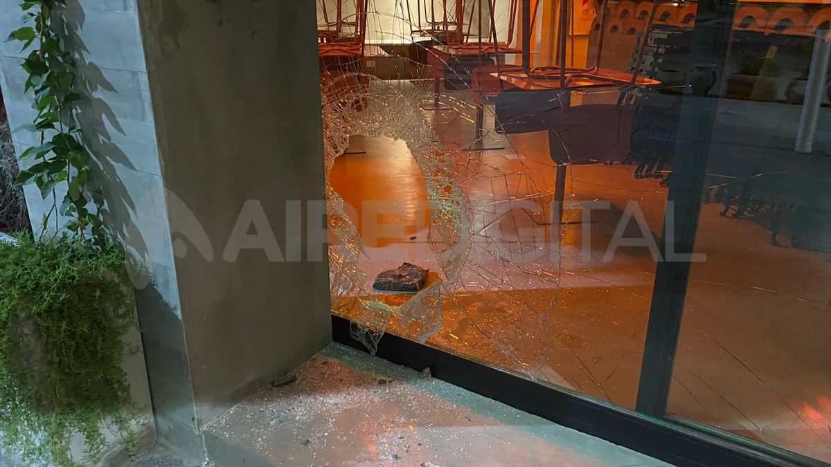Destruyeron una vidriera y robaron en una pizzería