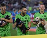 Jugadores del Dinamo Bucarest cargaron cachorros para promover la adopción de perros.