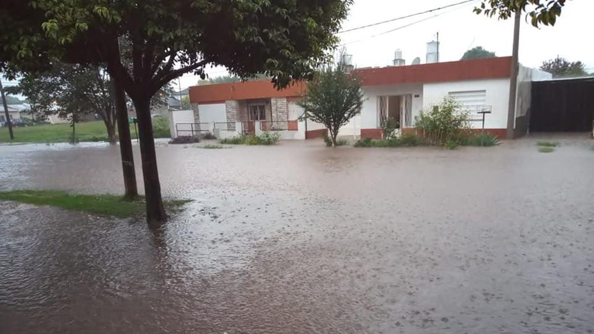 Las fuertes tormentas de este viernes inundaron la ciudad de Venado Tuerto.