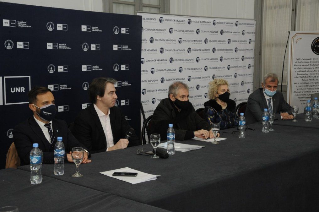 Los presidentes de los cinco Colegios de Abogados de la provincia de Santa Fe se reunieron en la Universidad Nacional de Rosario.