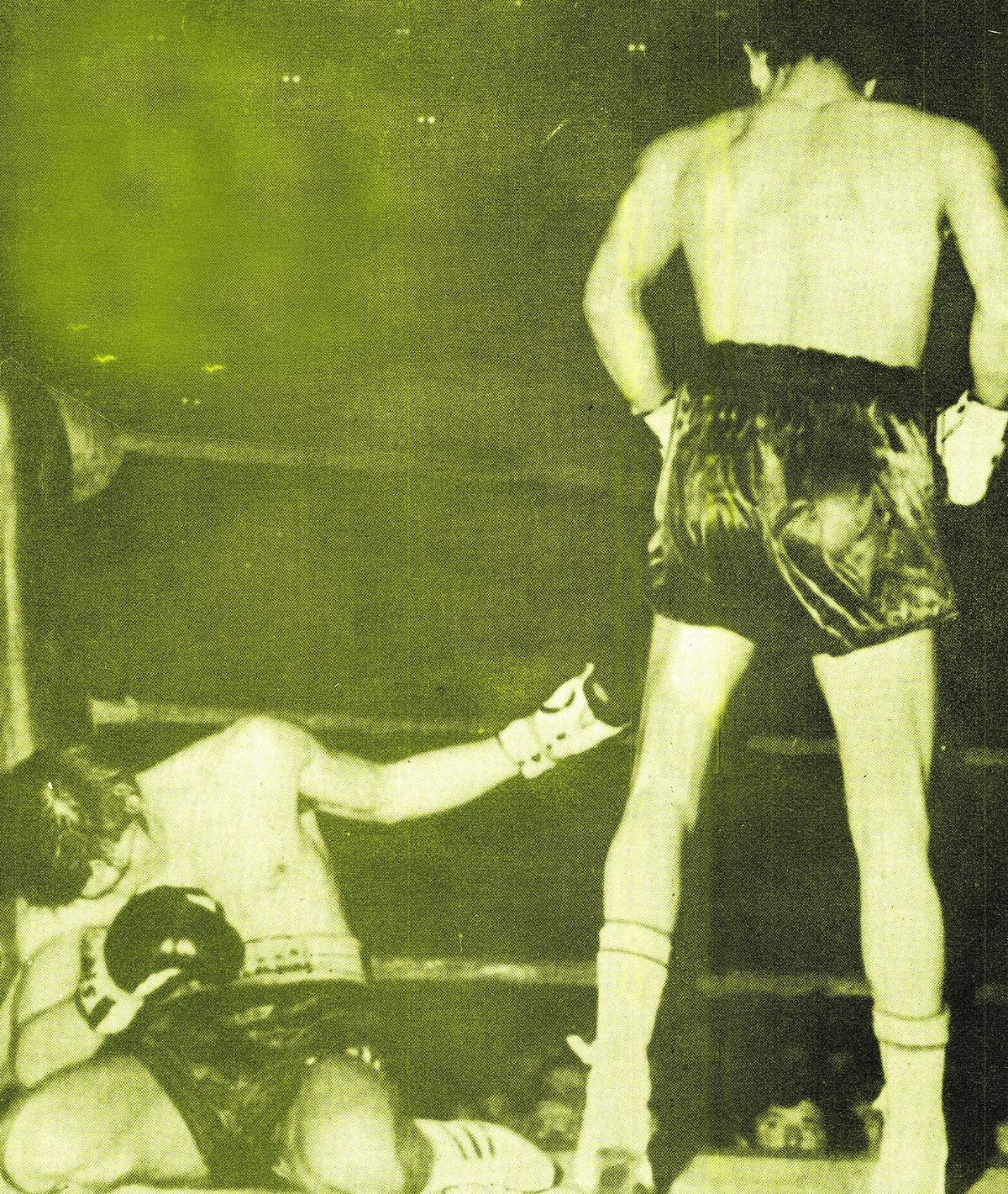 El sábado 7 de noviembre de 1970, Carlos le GKO 12 al italiano Giovanni Nino Benvenuti en el Palazzo dello Sport de Roma, y se coronó campeón unificado AMB-CMB. Realizó 14 defensas exitosas; anunció su retiro el lunes 29 de agosto de 1977 en el Sheraton Hotel de Buenos Aires, y fue monarca indiscutido mediano durante seis años, nueve meses y 22 días. El sábado 7 de noviembre de 1970, Carlos le GKO 12 al italiano Giovanni Nino Benvenuti en el Palazzo dello Sport de Roma, y se coronó campeón unificado AMB-CMB. Realizó 14 defensas exitosas; anunció su retiro el lunes 29 de agosto de 1977 en el Sheraton Hotel de Buenos Aires, y fue monarca indiscutido mediano durante seis años, nueve meses y 22 días.