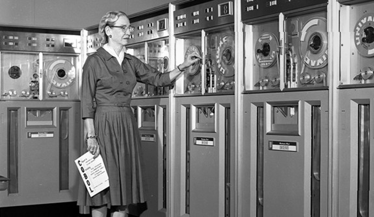 Grace Murray Hopper fue una científica de la información y militar estadounidense, siendo la primera mujer programadora que desarrolló varias aplicaciones contables para el Harvard Mark I.