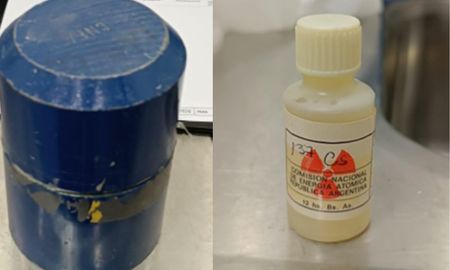 La fuente radioactiva se encuentra en un embase plástico y al momento del robo estaba en su blindaje. La fuente radioactiva se encuentra en un embase plástico y al momento del robo estaba en su blindaje.