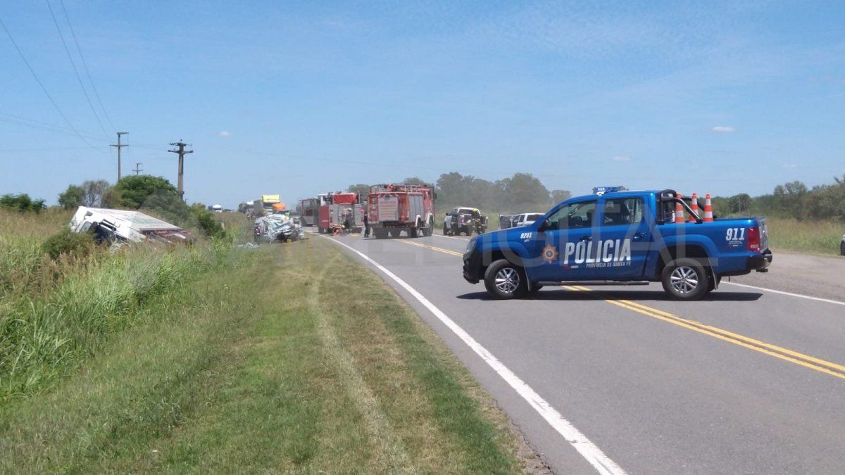 Policías de distintas jurisdicciones participaron del procedimiento y realizaron el corte y desvío de tránsito.
