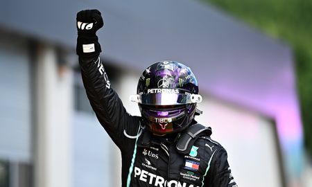 El británico Lewis Hamilton celebra su triunfo en el GP de Austria en la Fórmula 1. El británico Lewis Hamilton celebra su triunfo en el GP de Austria en la Fórmula 1.