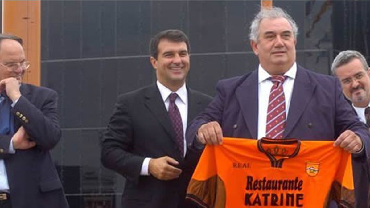 El narco Patricio Gorosito y el presidente del Barcelona Joan Laporta en la presentación de un convenio que se firmó con el club catalán hace 15 años.