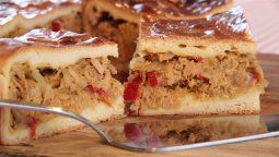 altText(Empanada gallega: la receta fácil de este clásico para Pascuas con atún y morrones)}