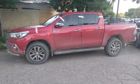 La camioneta secuestrada en la que se trasladan los tres hombres La camioneta secuestrada en la que se trasladan los tres hombres