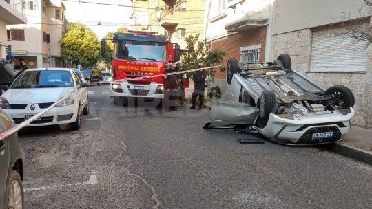 A raíz del fuerte impacto, la mujer quedó atrapada dentro del auto por lo que fue rescatada por los bomberos. Ante esa situación, la conductora fue trasladada por los servicios de emergencia al hospital Cullen.