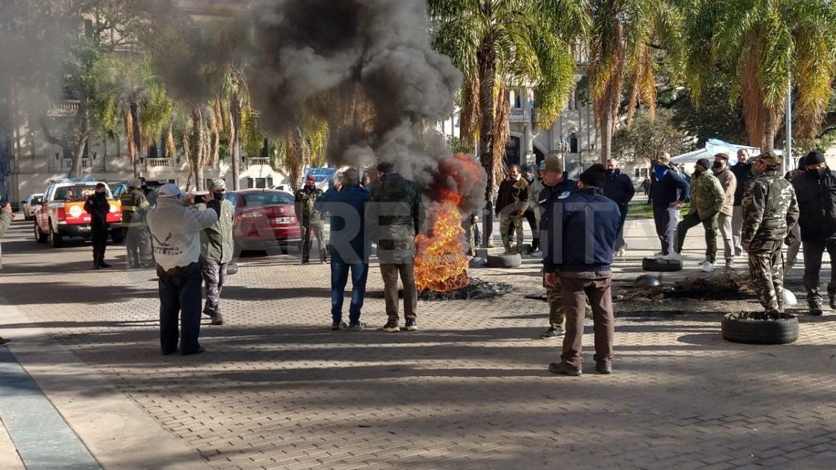 Los manifestantes no cortan el tránsito sobre 3 de Febrero, pero por prevención se interrumpió la circulación.