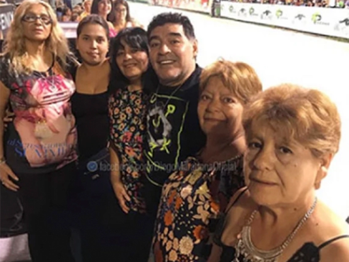 Las hermanas de Diego Maradona defendieron a Lionel Messi.