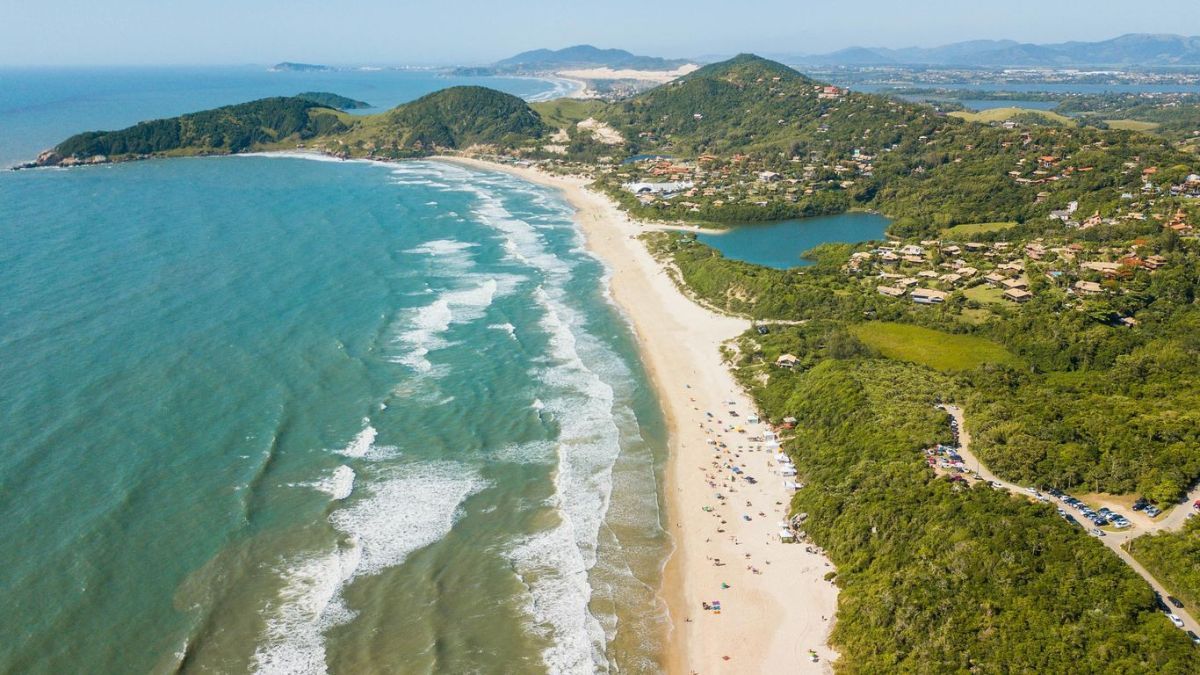 La geografía de Praia do Rosa protege la bahía de las corrientes fuertes, creando un microclima que favorece la práctica de deportes náuticos durante todo el primer trimestre del año. La geografía de Praia do Rosa protege la bahía de las corrientes fuertes, creando un microclima que favorece la práctica de deportes náuticos durante todo el primer trimestre del año.